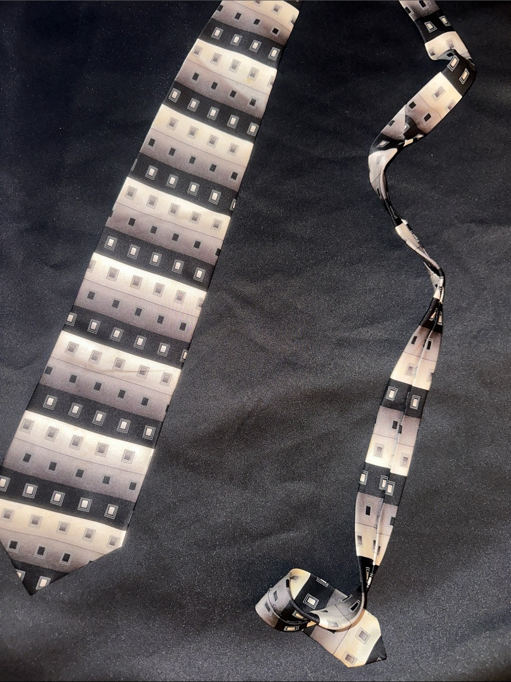 Men's Geometric Pattern Silk Tie in Black, Gray & Cream